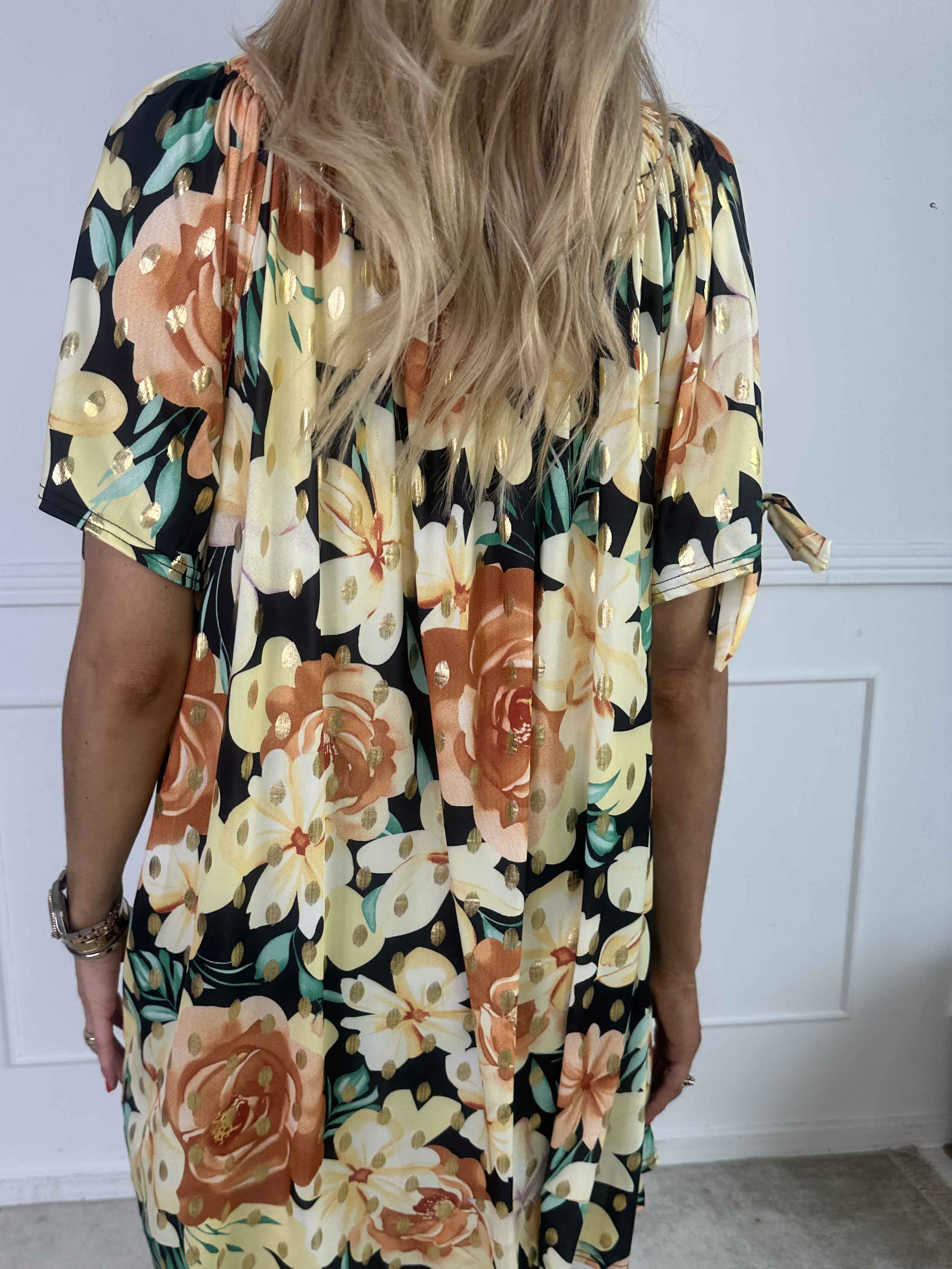 Sofia - Sød blomstret kjole med elastikkant i udskæringen